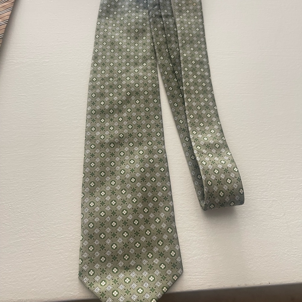 LV tie